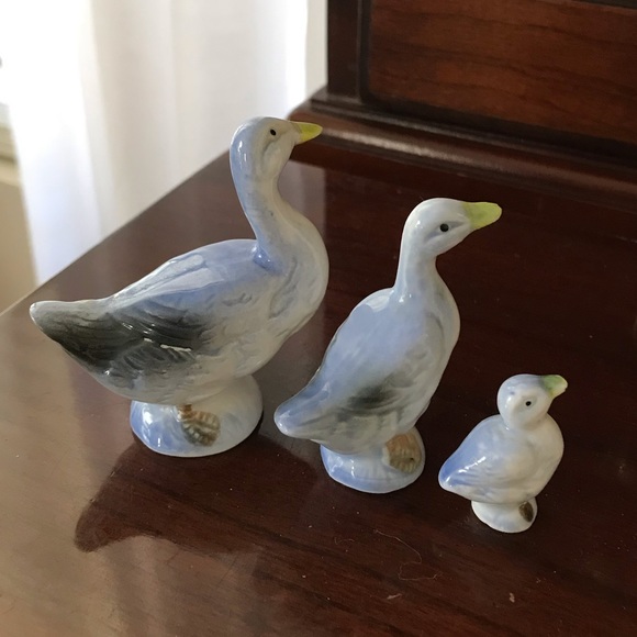 Three tiny cute vintage porcelain ceramic pottery geese blue white yellow tones - Picture 3 of 7